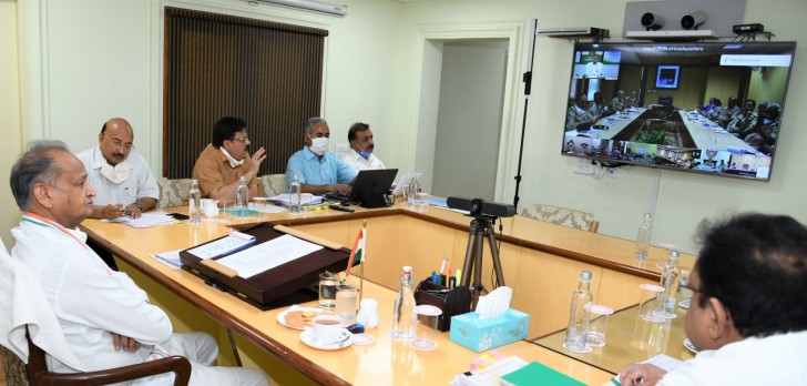 For-the-first-time-in-Rajasthan-police-level-police-personnel-were-also-associated-with-the-police-officers-in-CM-Samvad